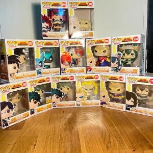 My Hero Academia Funko Pop Bundle - My Hero Academia Funko Pops, 13st figurer ingår som på bild. Säljs till hälften av ordinariepris, alltså 100kr styck, Bakugo saknar plast ställning