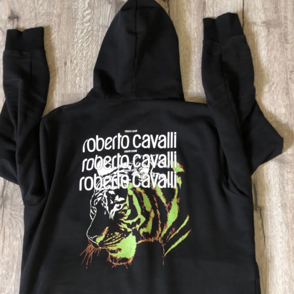 En Robert Cavalli hoodie i väldigt bra skick. Säljs pågrund av att den är för liten. Storlek L passar även M. Nypris 4700 kr  skriv om du har frågor eller funderingar. Hoodies.