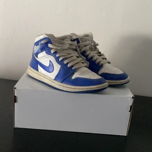 Air Jordan 1 Kentucky blue - Hejsan, Säljer dessa snygga blåa Jordansen. de är använda rätt så mycket men ser fortfarande rätt så bra ut. Som du ser så har de två små hål på sulorna. låda ingår också. DM:a ifall ni vill ha fler bilder eller är intresserade.