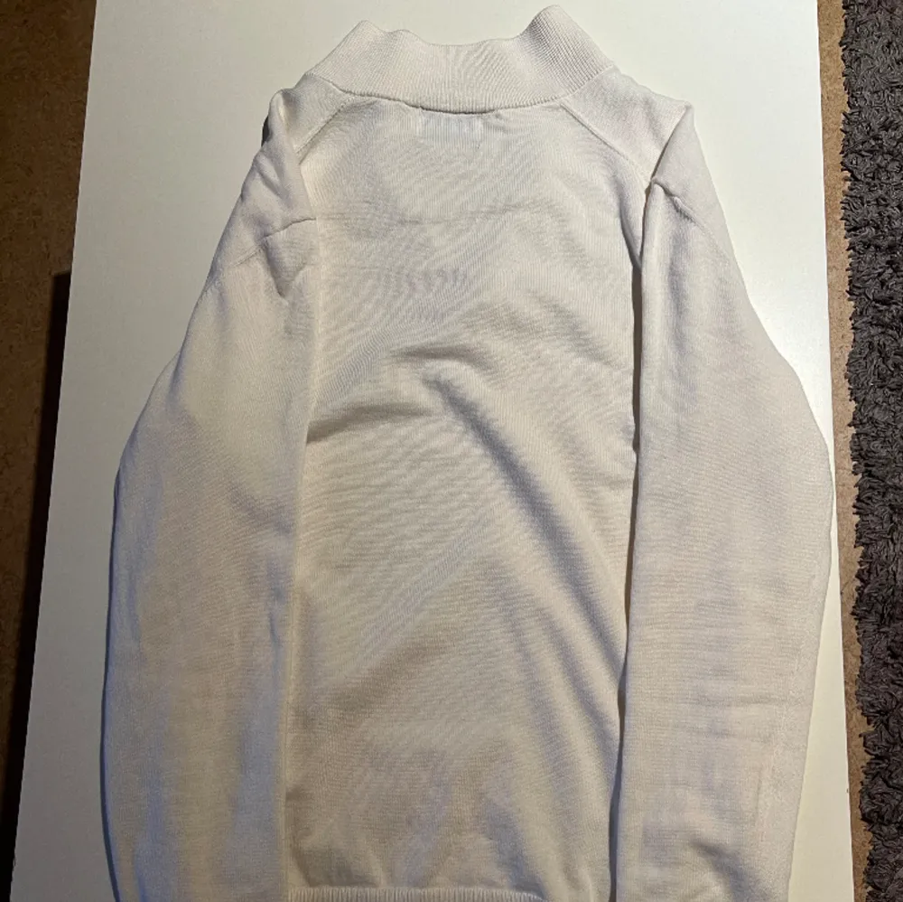 Zip tröja köpt från MQ och märket bläck, helt ny och inga fläckar använd 3 gånger . Hoodies.