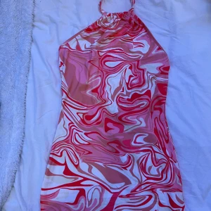 Klänning  - En super fin klänning i mycket fint skick, endast använt ett fåtal gånger!