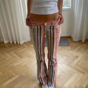 Jeans  - Intresskoll på dessa unika jeans köpta här på plick🤍🩵🩷💜 Midjemått:37cm, Innerbenslängd:83cm, Totallängd:103cm  🌈Skitsnygga till sommaren ☀️