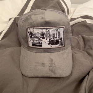 Valvet keps  - Valvet keps från Emilio pendeza. Säljer eftersom att jag inte använder keps längre. Mycket bra sick ba ta använd fåtal gånger.