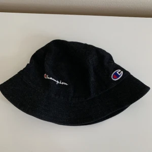 Champion bucket hat - Varsamt använd  Köparen står för frakt  Kika gärna in andra plagg på min profil för att spara på frakt