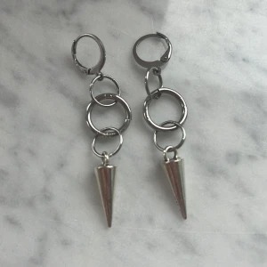 Ett par långa örhängen i silver - Jag kommer inte ihåg vart jag köpte dem men det är inspirerat av Maria Nilsdotter