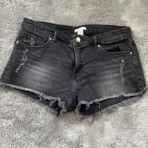 Svarta jeans short med små revor på framsidan, storlek 40 men mindre i storleken.  Mått: 38cm rakt över midjan🥰