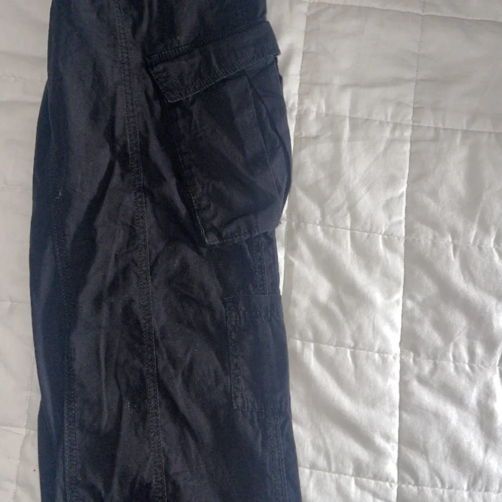 Svart Cargo byxor från hm. Har haft på mig de ett antal få gånger och tvättat en gång. Säljer på grund av att de inte är min stil längre. Original pris 199kr . Jeans & Byxor.