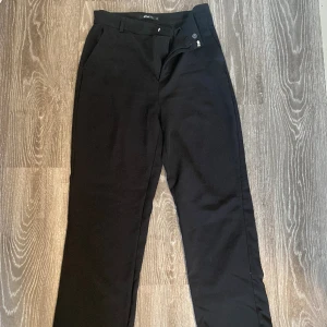 Kostymbyxor  - Säljer mina svarta kostymbyxor från Gina. Helt vanliga högmidjade. Inga defekter. Stolek 36. Säljer för 100kr