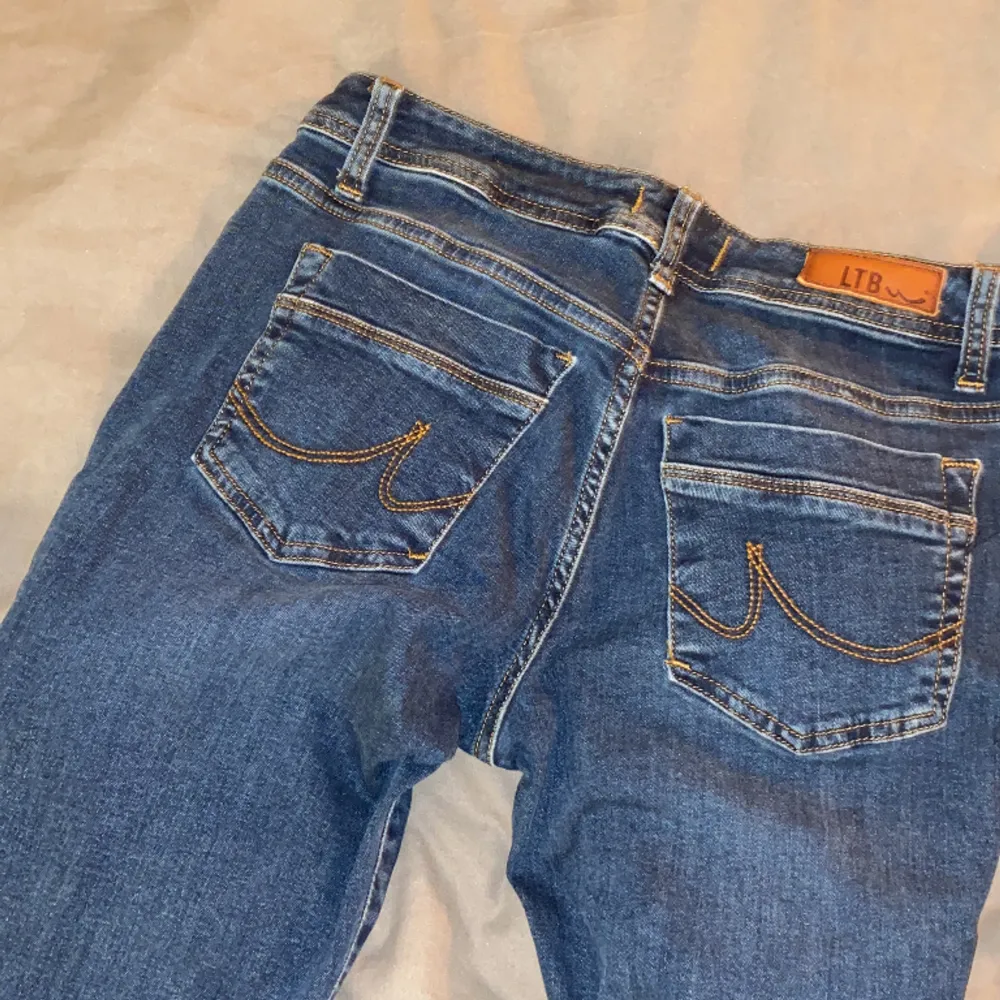 Ett par superfina Ltb valerie jeans i färgen Blue addicted. De är i bra skick och jag säljer de eftersom att de är lite för stora 💘. Jeans & Byxor.