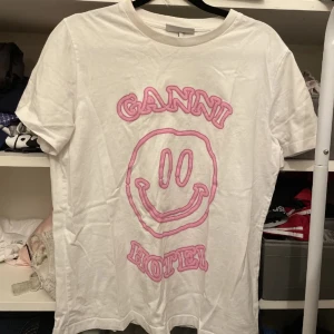 Ganni T-shirt - Så cool T-shirt från Ganni i storlek XS. Sparsamt använd så i fint skick! Nypris 900kr🩷