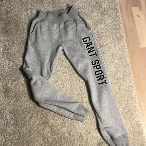 Gant mjukisbyxor - Mjukisbyxor från Gant för barn.