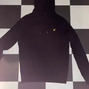 Säljer min stilrena Lyle and scott hoddie som jag sällan använt. Hör av er vid fler funderingar eller frågor🤗