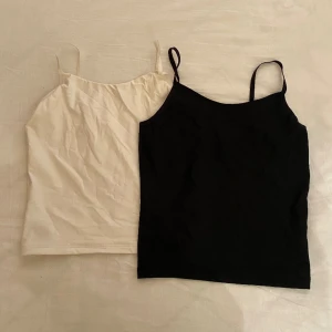 Bas toppar  - Perfekta bas toppar i superskönt och stretchigt material💕Fint skick!! 100kr styck eller 150kr för båda🤗