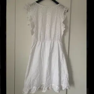 Söt vit klänning från Jacqueline de yong i storlek 38! Använd en gång och perfekt för studenten men även till sommaren💗