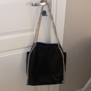 Tiamo väska  - Den stora Tiamo väskan, den är i bra skick. Jag säljer den för att jag vill köpa en ny väska  Skriv gärna om ni har några frågor eller vill ha mer bilder 