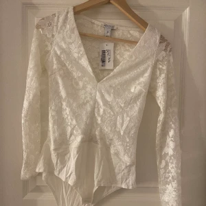 Body / topp - Skit snygg body säljes, aldrig använd!☺️