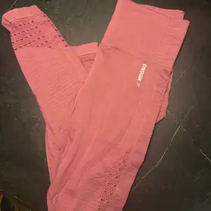 Super fina rosa gymshark tights som inte kommer till användning av mig längre🤗