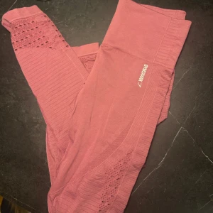 Gymshark tights  - Super fina rosa gymshark tights som inte kommer till användning av mig längre🤗