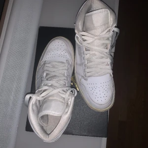 VITA JORDANS  - Shu! Vill bli av med mina jordans som nu bara stått och samlat damm. Storlek Eur 42,5.   Inköpta i Maj 2021. 