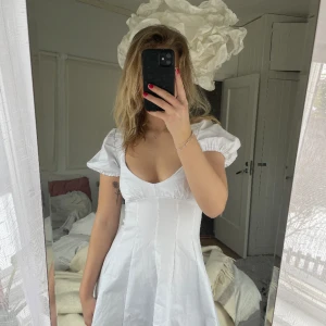 Vit klänning - Superfin klänning som passar perfekt till studenten!! Köpt från sellpy men i toppskick!💕🫶🏻