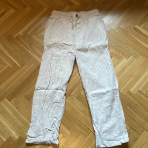 Linnebyxor  - Hej, säljer dessa linnebyxor därför jag har växt ur dom. Perfekta till sommaren och väldigt sköna. Skicket är 10/10 inga defekter fläckar eller något annat.Nypris 499 mitt pris 250 men priset kan diskuteras. Hör av er ifall ni undrar något. Mvh Otto!