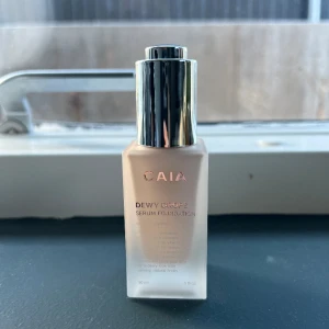 Dewy drops serum foundation  - DE FINNS FORTFARANDE KVAR då köparen drog sig ur💕Jag säljer mina dewydrops som jag fick i julklapp då de tyvärr var fel färg💕De är köpta i Caias pop up så vi kunde inte returnera 💕Jag har aldrig ens testat dem. Färg= 10 C💕