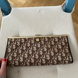 Dior clutch  - Säljer min vintage dior clutch pga jag ej använder, använd max 3 ggr så varan är i ett bra skick! 