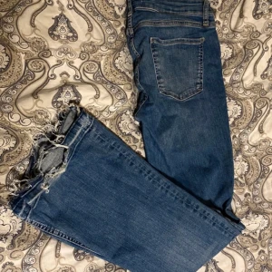 Lågmidjade utsvängda jeans  - Uppsprättade längst ner, dom är ner till fötterna på mig och jag är 176