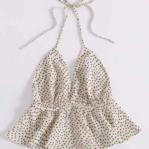 Topp - Säljer denna superfina sommar toppen då den aldrig kommit till användning. Det är knytning i nacken och den är öppen i ryggen.