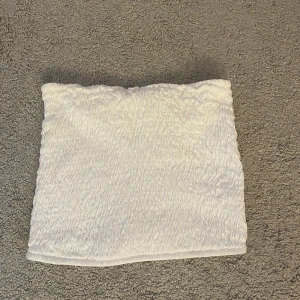 Vit topp - Vit topp ifrån Monki i storlek XS🤍