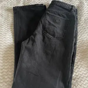 Högmidjade raka jeans, svart grå i färgen! Säljer då dom är för korta, använda men fortfarande fint skick! Jag är 170cm. Min storlek är 26/38