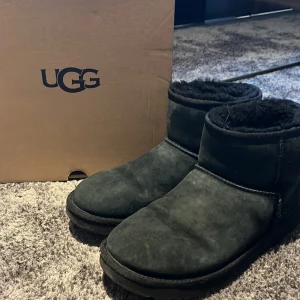 Uggs - Säljer mina uggs i storlek 41, dem är väldigt bra skick och sparsamt använda. Endast lite smuts på dem!