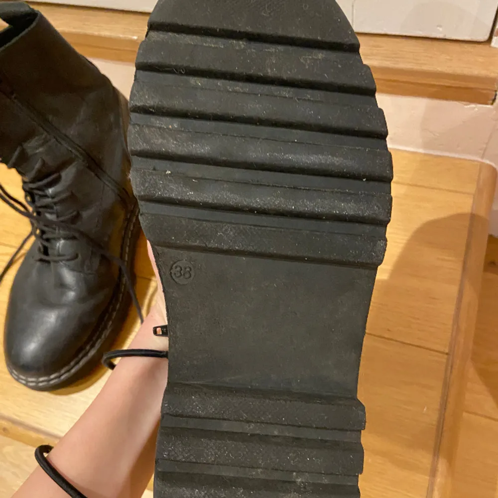 Svarta boots som inte använts på år. Använde dem knappt en halv höst eftersom jag växte ur dem från ingenstans . Skor.