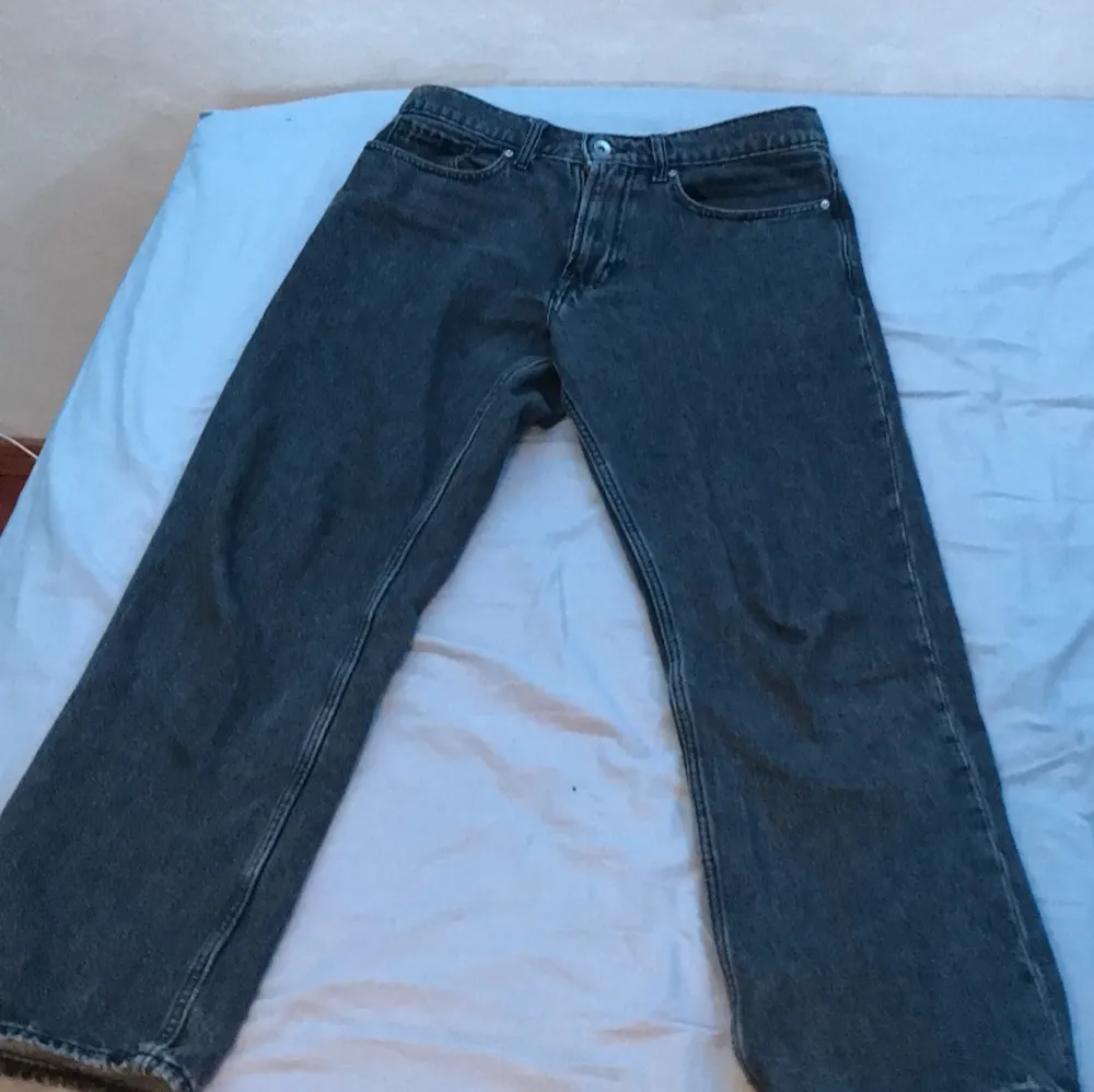 Vailent jeans köpt på Carlings, är i fint skick är passar dig som gillar regular fit, jag är 175 och dom passar bra!. Jeans & Byxor.