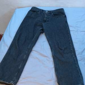 Vailent jeans köpt på Carlings, är i fint skick är passar dig som gillar regular fit, jag är 175 och dom passar bra!