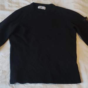 Snygg och bekväm stickad Stone Island tröja ✨ Passar ca 10-11 åring. Använt skick, lite slitage vid ena armbågen. 
