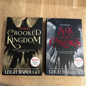 Crooked kingdom och six of crows - På engelska. Båda för 120kr - en för 70kr. Helt nya och olästa