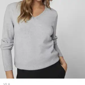 Jättefin grå v-ringad stickad tröja från Vila. Använd men säljer för den har blivit för liten. Originalpris 330kr🩶