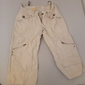 Vintage  - Vintage byxor med mycket detaljer 💕