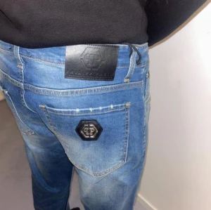 Phillip plane - Helt ny öanvända jeans, säljs pågrund av för liten storlek storlek 33 väldigt fina märkes jeans. 