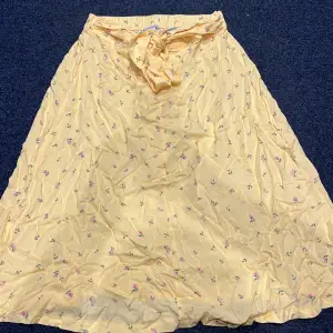 Super gullig blommig kjol från Monki, aldrig använd. 