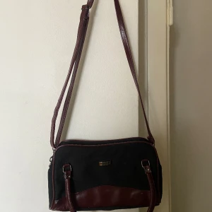 Svart och brun väska - En fkn väska köpt second hand 2021. Använd men superbra skick. 