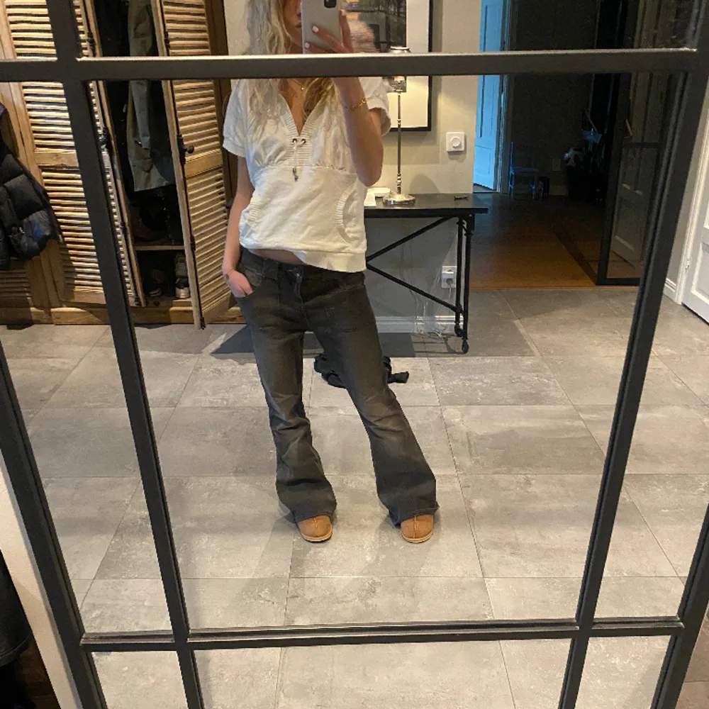 Säljer dessa snygga jeans från Urban Outfitters märke BDG. Jag köpte dom i somras för typ 800. Storleken är 28W 32L, och skulle säga att dom passar för S och M. Skriv om ni har frågor!💞. Jeans & Byxor.