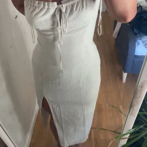 Pull & bear sommarklänning  - Jättefin sommarklänning i linne. Säljer för jag äger liknande som jag gillar mer. Använd ca 4 gånger.  Storlek M men passar S Nypris 359