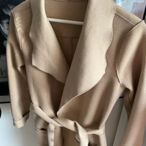 Kappa  - Fin beige kappa. Ganska tunn och passar perfekt nu och till våren. Ser typ lite nopprig ut på bild men är inte det irl. Strl S. Skriv vid frågor🫶