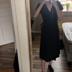 Klänning - Jätte fin klänning. Använd en eller två gånger! Pris: 80kr