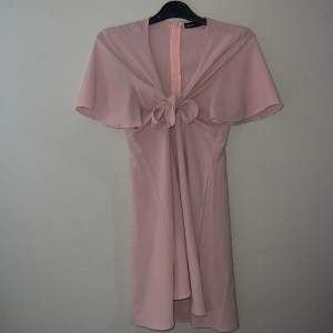 Jätte fin klänning med knytning Skönt och luftigt material  Pris:50