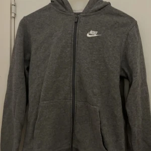 Nike kofta - Säljer min Nike kofta eftersom att den är för liten för mig nypris:600kr