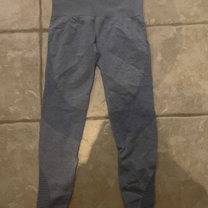 Oanvända träningstights från Zalando  - Helt oanvända träningstights från Zalando, storlek M, säljs pga att de inte används, säljer dom för 150 kr (nypriset var ungefär 500 kr) 