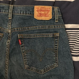 Levi’s jeans - Vintage blå Levi’s jeans i bootcut relaxed, 550. Finns ingen storlek men sitter som en S-M.